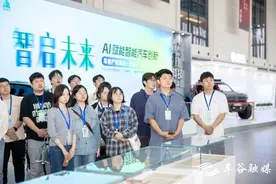 高校学子与企业“双向奔赴” 武汉经开区产教融合“企业行”首场走进东风研发总院图片