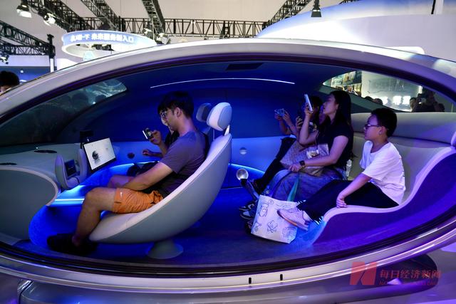 直击WAIC 2025丨上海变身未来实验室，机器人、尖端芯片、AI应用⋯⋯众多科技惊艳亮相
