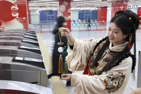 北京一卡通发行龙纹玉佩卡 可在全国336个地级城市交通领域使用图片