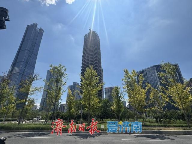 一年四季 泉在济南丨初秋济南CBD：蓝天白云作伴，树染微黄秋意渐浓