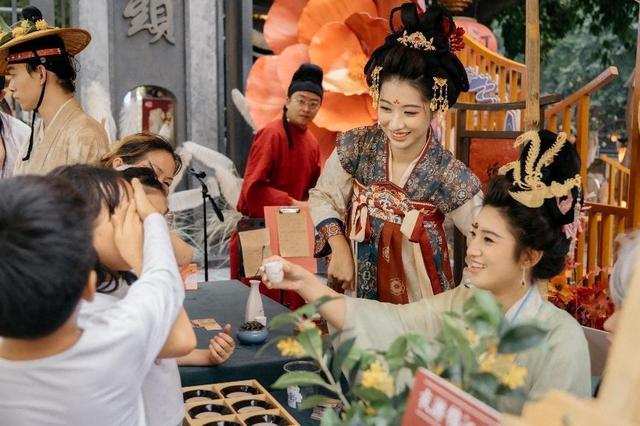 成都夜游锦江：“芙蓉桂香满锦江·月圆盛世庆华诞”主题文化活动盛大启幕