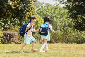 久坐不动、书包过重……孩子“沉迷学习”时，当心腰椎健康“亮红灯”图片