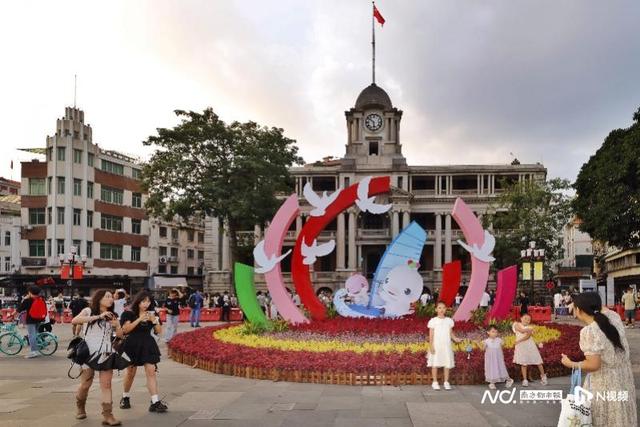 国庆长假首日，广州阳光明媚，城市打卡点人头攒动