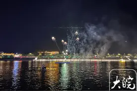音乐+烟花，黄山市屯溪三江口游人如织图片