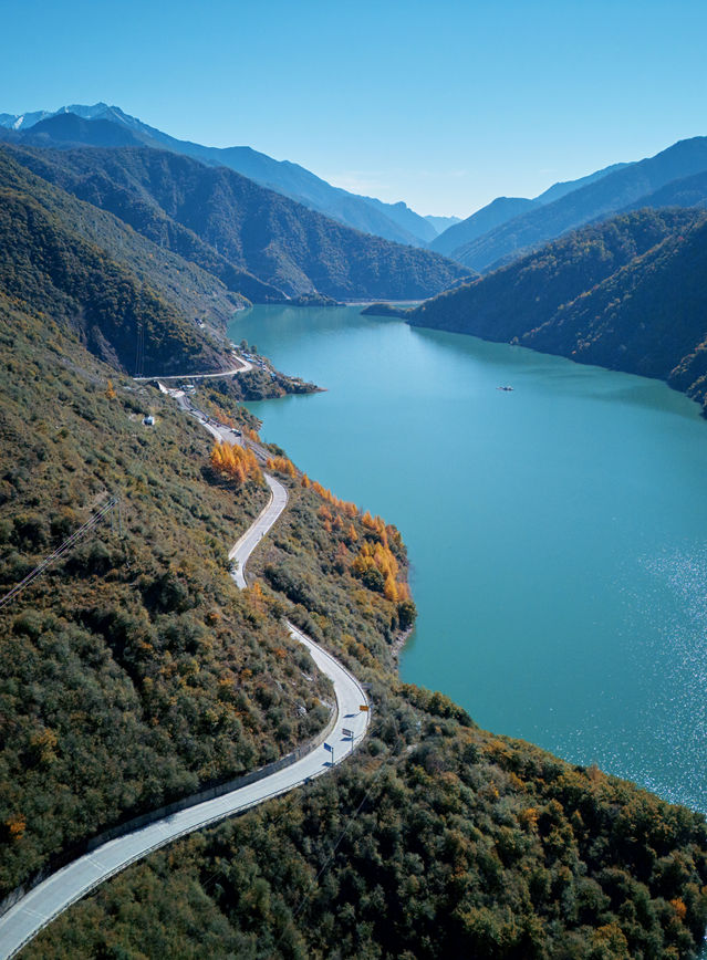 青睐绵阳 ‖ 红透了！周末去平武，沿着“百里彩林走廊”看一场雪山彩林“大片”~