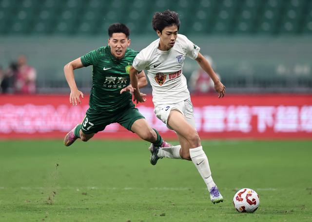 （体育）足球——中超：北京国安胜大连英博海发