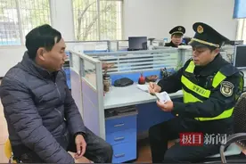 乘客付了10倍车费，湖北云梦诚信的哥主动退还多收的钱图片