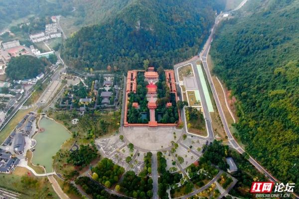 九嶷山：德孝源起处，群峰朝舜来