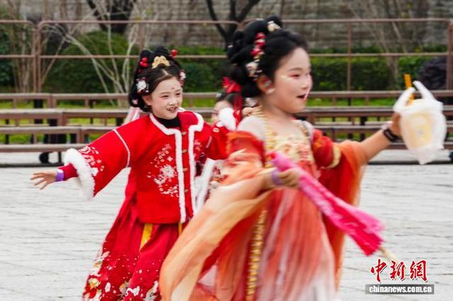 湖北襄阳：游客“穿越千年”感受传统服饰之美