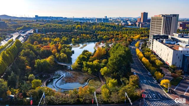 深秋时节，碧水彩林相映美