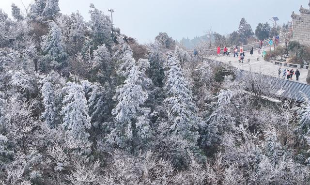湖南衡阳：雾凇云海引游人#
