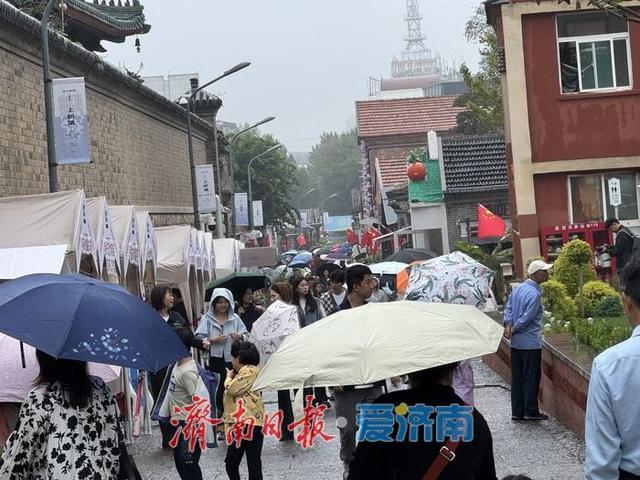 一年四季 泉在济南丨秋雨润老街 济南上新街迎来假期打卡热