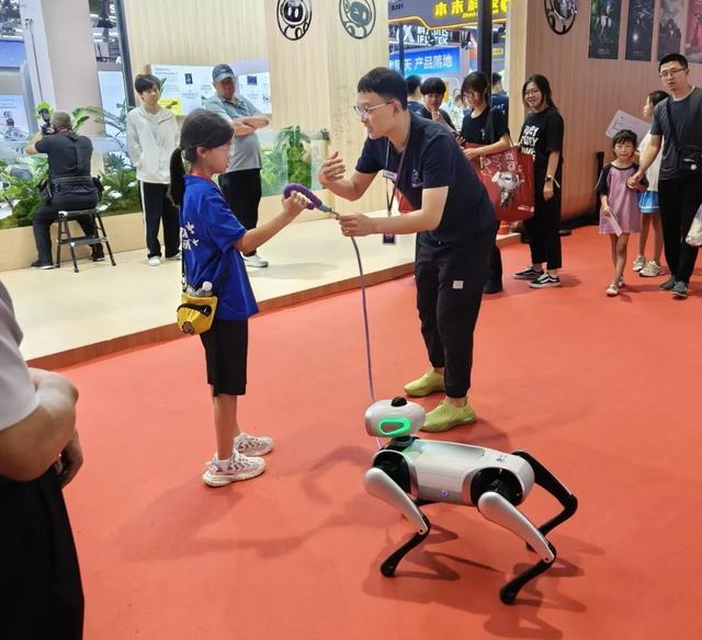 体验机器人魅力 启迪新型工业化梦想——2025世界机器人大会迎来8位“特殊访客”
