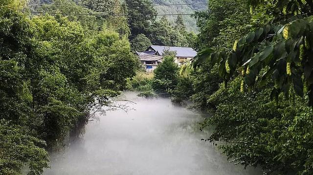 诗画鹤峰：晨光中的董家河