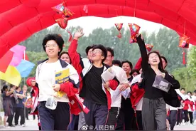 嚯！高考送考名场面，来了图片