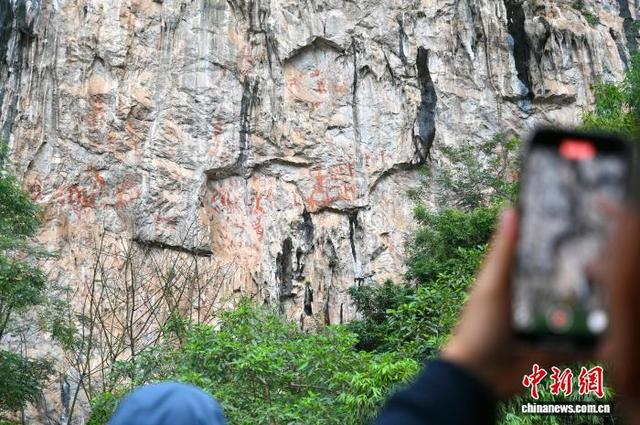 广西宁明：游人乘船争睹花山岩画