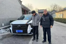 警探号丨用磁力车贴把F变成E 驾驶人驾驶证记了12分还将被拘留图片