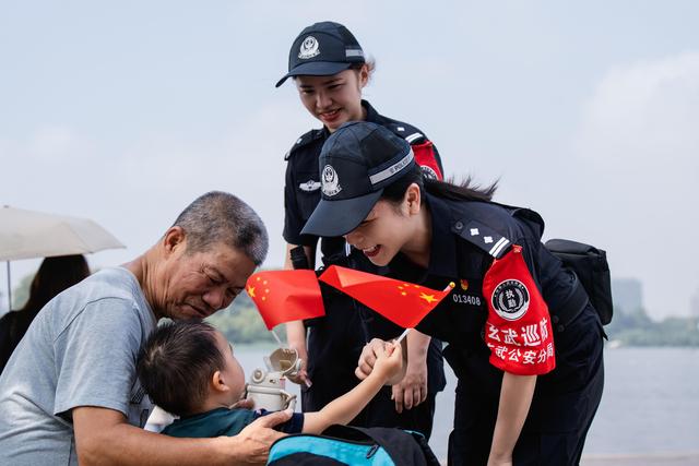 “一点一策”优化交通、景区秩序井然……国庆假期首日南京警方全力守护