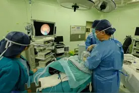 惊！2岁娃尿道口被结石“锁住”，医生巧用激光为其“解锁”图片