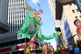 特写丨南半球岛国盛夏中的春节花车巡游图片