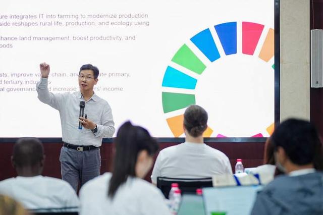 拼多多搭台，全球农创客“慧”种未来