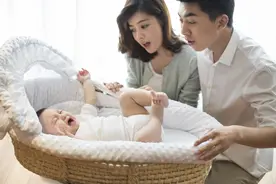 宝宝突然哭闹不停，医生做完检查后，竟从喉咙里“挖”出一支药膏图片
