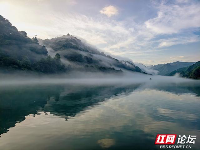 【每日一图@湖南】未醒的天，轻纱般的雾，温柔了整条资兴小东江