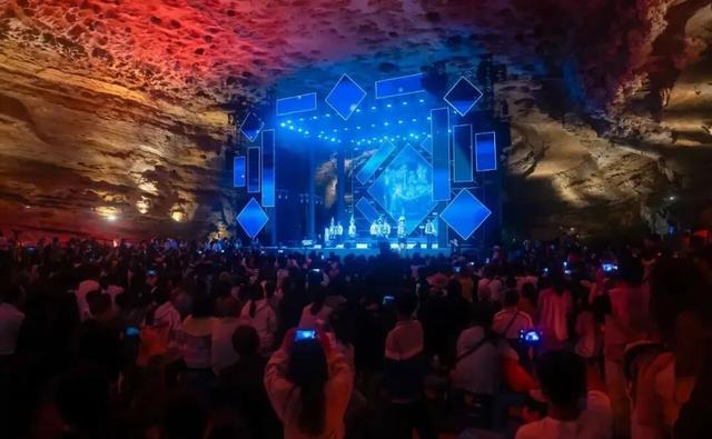 荣耀加冕！十二背后荣膺抖音2025“年度游玩新锐成长奖”！