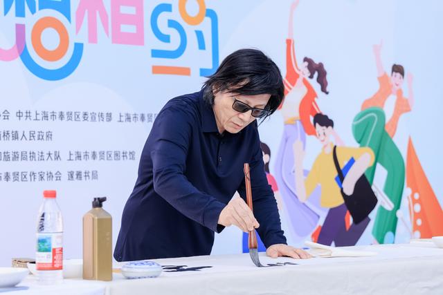 理论市集、古华书市、快闪、图书拍卖，古华庭里满是文化烟火气