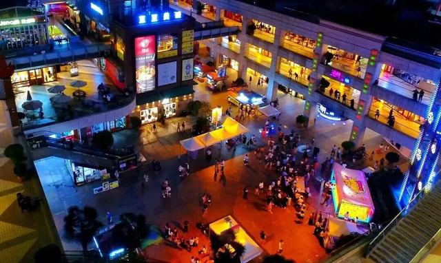 最近，洛阳人都在钻商场，怎么回事？