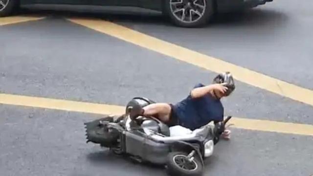 男子闯红灯被撞后怒吼被交警教育