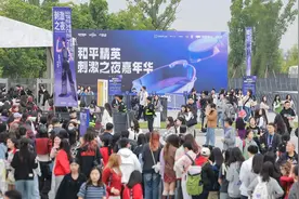 探索电竞文旅新业态！2024《和平精英》年度潮流大秀在成都举行图片