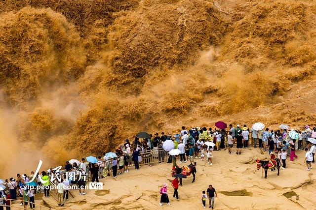 陕西延安：黄河壶口瀑布壮美景色引客来