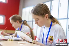 山东青岛：学剪纸、绘团扇 俄罗斯学生体验中华传统文化图片