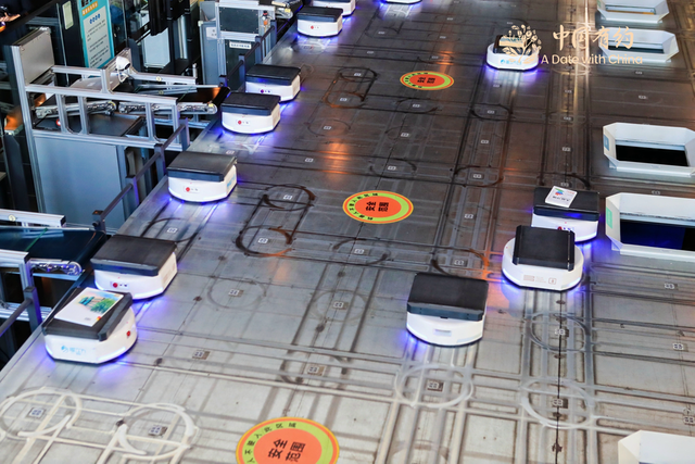 【中国有约】外国人打卡深圳宝安图书馆 体验科技赋能阅读的智慧交融