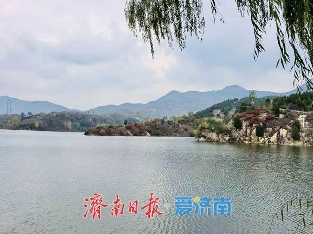 碧水映丹枫，黄巢水库秋意浓