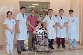 平地摔倒竟高位截瘫！出现这种病，可考虑48小时内手术治疗图片