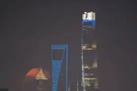 上海陆家嘴惊现“穿越”一幕，有人拍到了！图片