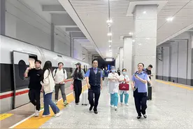 仅用3分钟！沙坪坝高铁站成功转运一对双胞胎早产儿图片