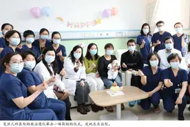 “迷你宝宝”经救治出院，刷新上海存活胎龄最小早产儿纪录图片