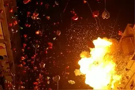 武汉城管回忆跨年夜：江汉路大部分为氦气球，城管人员只能以劝阻为主图片