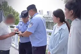 拾金不昧！女大学生捡到一包黄金直接报警，包内黄金超500克，物归原主视频封面
