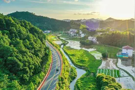 沿着这条公路一路向东，可见浏阳旅游的“红色名片”图片