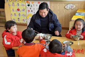 衡东县向阳幼儿园：暖心陪餐 “食”刻相伴图片