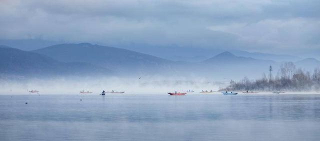 泸沽湖：薄雾轻舟入画来 冬韵泸沽醉游人