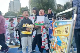 小学生变身“小货郎”，爱心市集暖人心图片