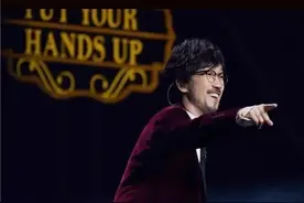 周传雄在演唱会舞台上意外摔倒：没事没事，身体很好你们不要怕！图片