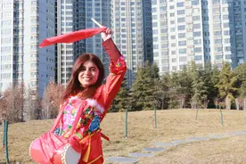 “洋学生”中国说｜“鼓”舞人心！巴基斯坦小姐姐打起腰鼓欢度春节图片