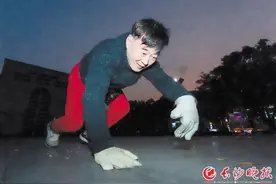 长沙一老人22年坚持每天“爬行”  专家表示并非所有人群都适合这样的锻炼方式图片