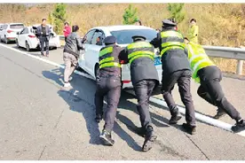 桂林市辖区各高速公路返乡车辆倍增，交通执法全力保畅护航图片